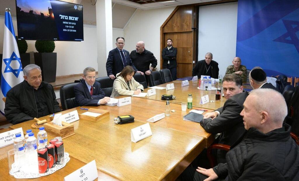 ראש הממשלה בנימין נתניהו מכנס את הקבינט לניהול המלחמה בקריה בתל אביב