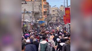 המשפיען סאלח אלג'עפראוי מלווה חלק מתנועת העקורים שהיו בבית החולים נאסר בחאן יונס