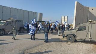 מפגינים חוסמים את מעבר כרם שלום