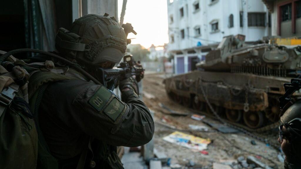 תיעוד מפעילות כוחות צה"ל בחאן יונס בפשיטה על תשתיות טרור וביתו של מקורב ליחיא סינוואר