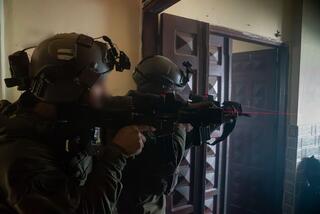 תיעוד מפעילות כוחות צה"ל בחאן יונס בפשיטה על תשתיות טרור וביתו של מקורב ליחיא סינוואר