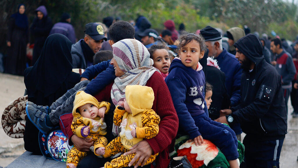 פליטים פלסטינים עוזבים מחאן יונס לרפיח עזה