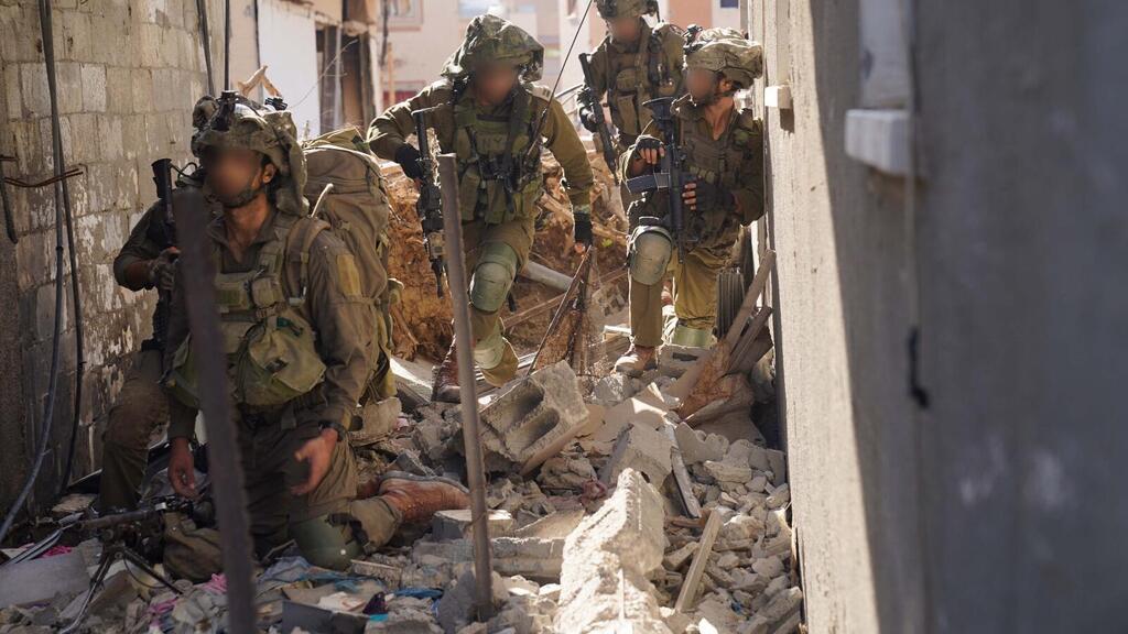 תיעוד מפעילות כוחות צה"ל בחאן יונס בפשיטה על תשתיות טרור וביתו של מקורב ליחיא סינוואר