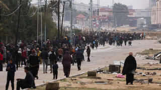 פליטים פלסטינים עוזבים מחאן יונס לרפיח עזה