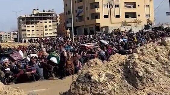 תיעוד של המוני עזתים הקוראים להפיל את חמאס