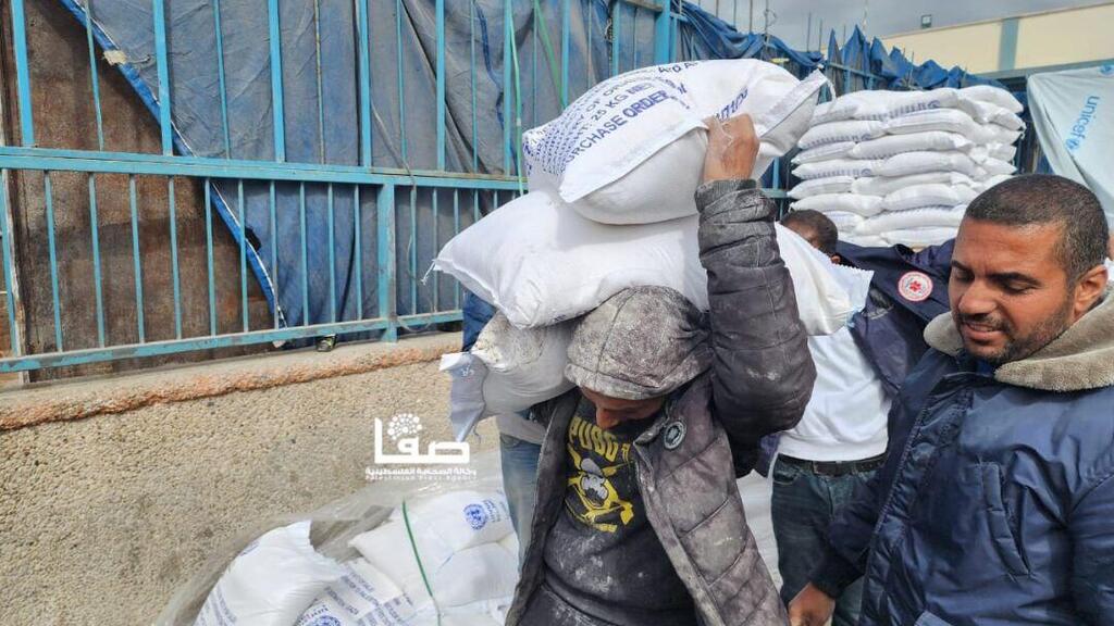 לאחר הפסקת מימון אונר"א: החל סבב חלוקת קמח למשפחות בדרום רצועת עזה