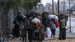 פליטים פלסטינים עוזבים מחאן יונס לרפיח
