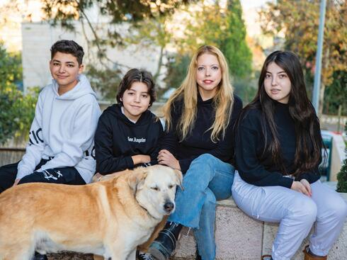 משפחת אילת תמיר. מימין: ענבר, תמי, רובי, מור והכלב ג'אנגו