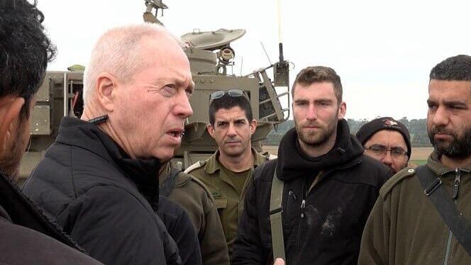 יואב גלנט בשיחה עם לוחמי התותחנים בגבול עזה