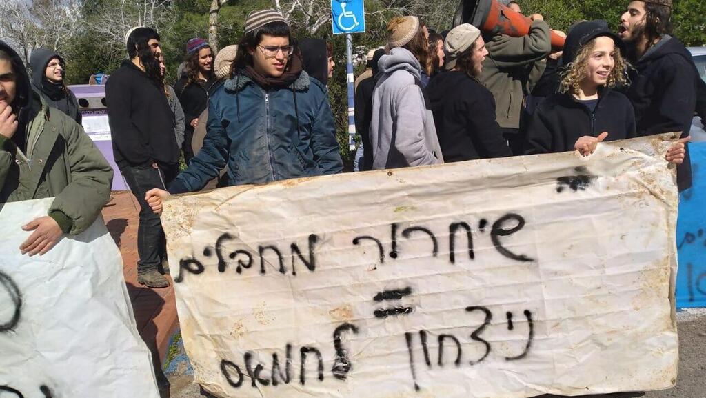 מפגינים נגד בנימין נתניהו במהלך ביקורו בעלי