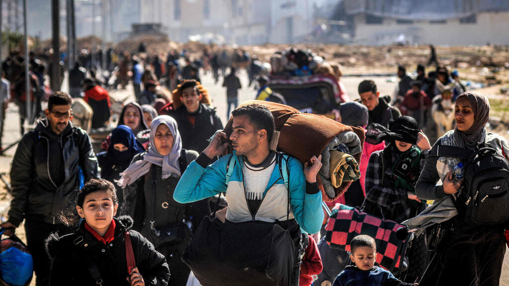 פליטים פלסטינים מתפנים מ חאן יונס רצועת עזה