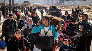 פליטים פלסטינים מתפנים מ חאן יונס רצועת עזה