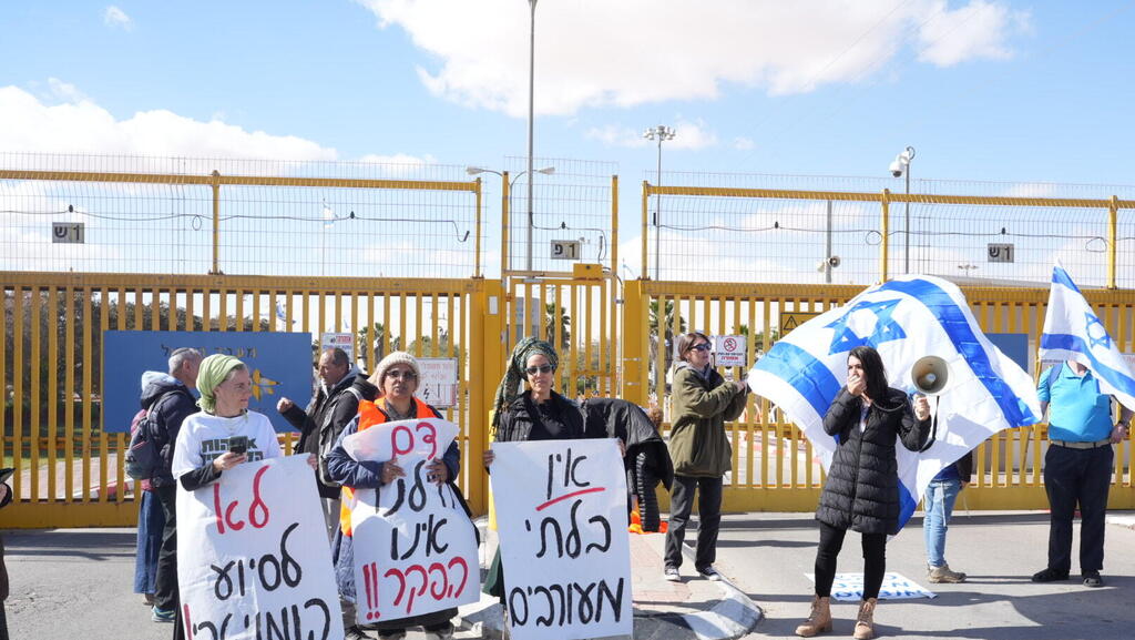 פעילי צו 9 חוסמים את הכבישים בדרכם למחאה במעבר כרם שלום