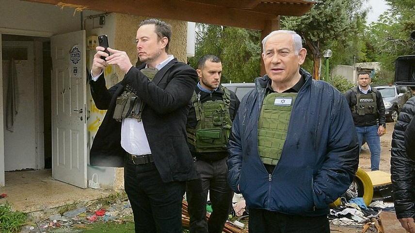 Elon Musk and Prime Minister Benjamin Netanyahu during the Kibbutz Kfar Aza tour (Photo: GPO) אילון מאסק בכפר עזה