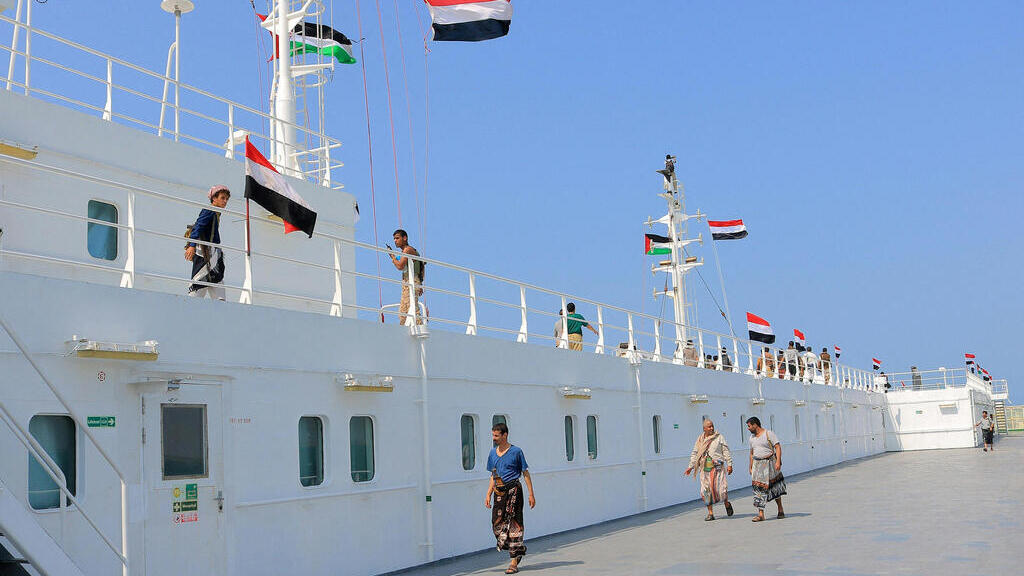 Йеменцы с гордостью посещают захваченное "израильское" судно в порту 