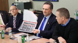 ישראל כ"ץ וגלעד ארדן מציגים את 'תיק אונר"א' לחברי משלחת האו"ם