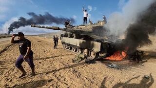 מחבלי חמאס על טנק ישראלי ב־7 באוקטובר