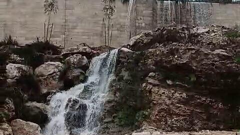 מפל נוצר בראש העין עקב הגשמים 