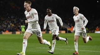 סקוט מקטומיניי חוגג עם שחקני מנצ'סטר יונייטד