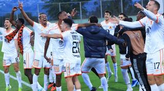 שחקני בני יהודה חוגגים בסיום