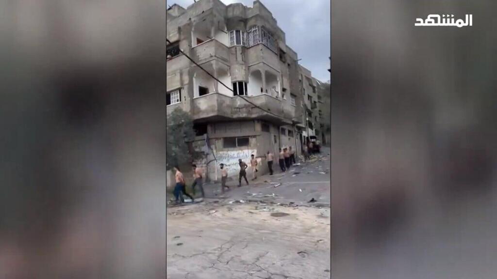 משטרת חמאס מוציאה תושבים שנתפסו בוזזים בתים ל"מצעד בושה" בצפון הרצועה