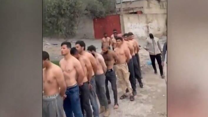 משטרת חמאס מוציאה תושבים שנתפסו בוזזים בתים ל"מצעד בושה" בצפון הרצועה