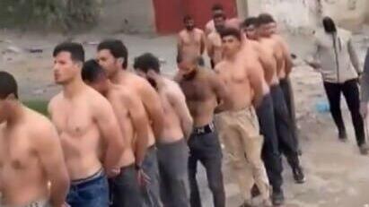 משטרת חמאס מוציאה תושבים שנתפסו בוזזים בתים ל"מצעד בושה" בצפון הרצועה