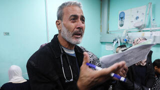 סעיד עבד אל-רחמן מערוף רופא ילדים מ עזה שנעצר על ידי צה"ל בצפון הרצועה וטוען לעינויים בריאיון שנערך מ בית חולים ב רפיח אחרי שחרורו