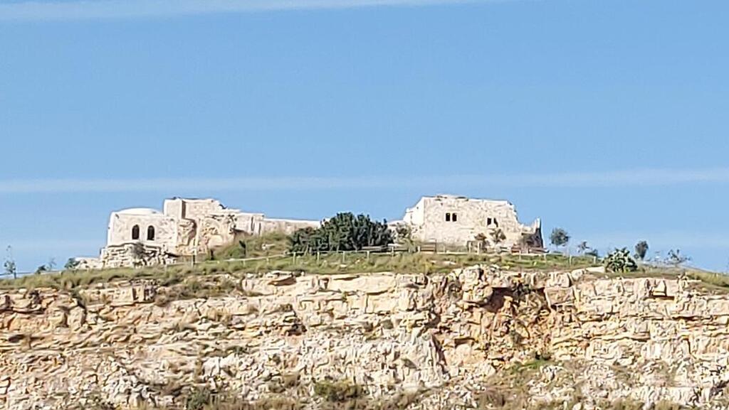 Холм в Мигдаль-Цедеке, на котором стоит древняя крепость 