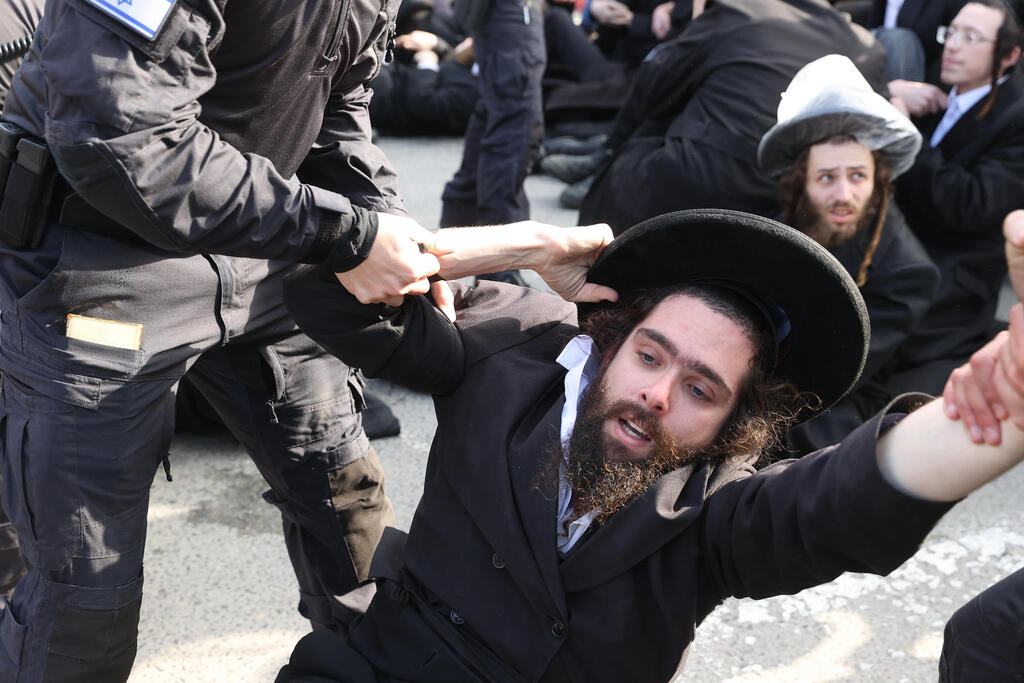 מאות חרדים קיצונים המפגינים נגד נתיחת גופתו של בן ה-13 שנפטר, בשמואל הנביא, ירושלים