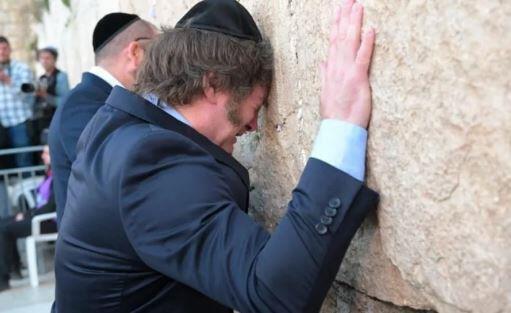 Argentine President in tears at Western Wall; says embassy to move to Jerusalem