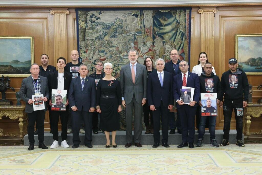 נציגי שש משפחות החטופים ביניהם חטופה ששוחררה מהשבי, נפגשו עם ראש ממשלת ספרד, פדרו סאנצ'ס ועם מלך ספרד פליפה השישי 
