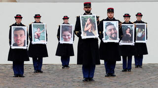 טקס ב ארמון האינווליד פריז צרפת בהשתתפות מקרון לציון טבח 7 באוקטובר עם מחווה לנרצחים הצרפתים