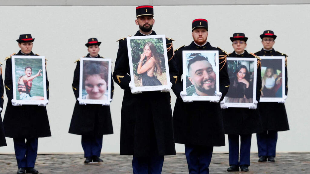 טקס ב ארמון האינווליד פריז צרפת בהשתתפות מקרון לציון טבח 7 באוקטובר עם מחווה לנרצחים הצרפתים