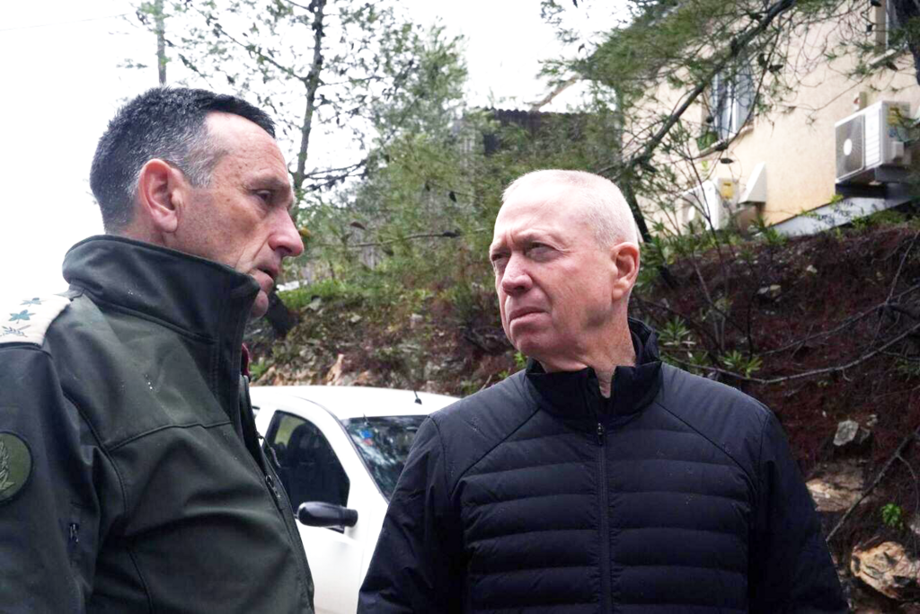 ביקור של שר הביטחון יואב גלנט ו הרמטכ״ל רב-אלוף הרצי הלוי באחד מבסיסי אמ״ן