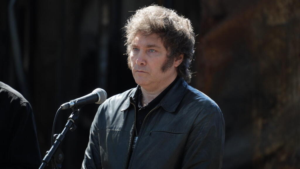 חאבייר חררדו מיליי נשיא ארגנטינה ויצחק הרצוג נשיא המדינה בביקור בקיבוץ ניר עוז