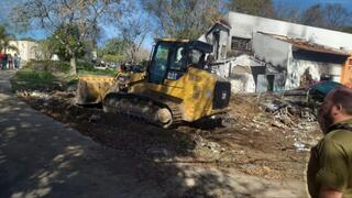 לראשונה מאז מתקפת הטרור: החל פינוי הריסות הבתים בבארי