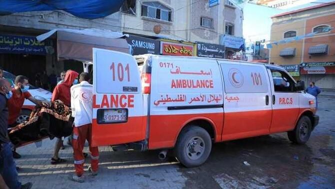 אמבולנס פלסטיני באזור בית החולים אל אמל אל-אמל ב חאן יונס רצועת עזה