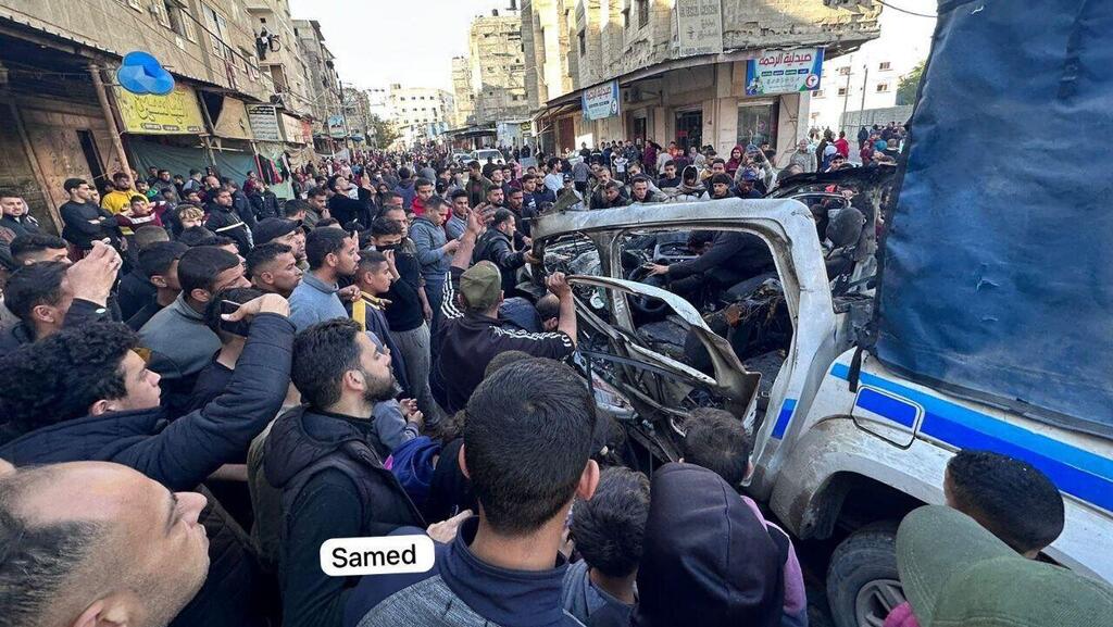 תקיפה אווירית בניידת משטרה ליד בית מרקחת אל-רחמה, מזרחית לרפיח, בדרום רצועת עזה