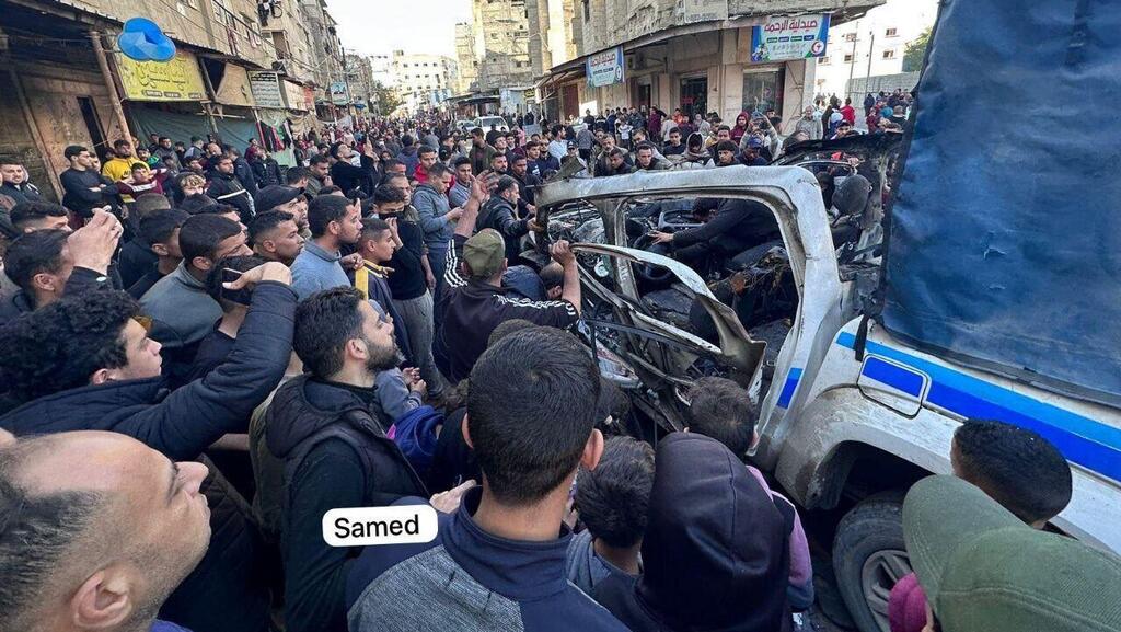 תקיפה אווירית בניידת משטרה ליד בית מרקחת אל-רחמה, מזרחית לרפיח, בדרום רצועת עזה