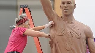 הפסלת ג'ולי רוטבלט-עמרני עובדת על פסלו של קובי בראיינט
