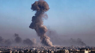 עשן מיתמר אחרי תקיפה ישראלית בחאן יונס