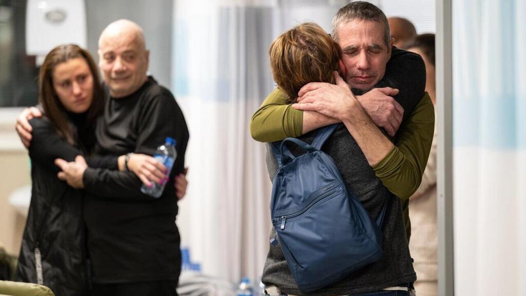 משפחתם של פרננדו מרמן ולואיס הר מתאחדים איתם לאחר שחולצו מעזה בבית החולים שיבא
