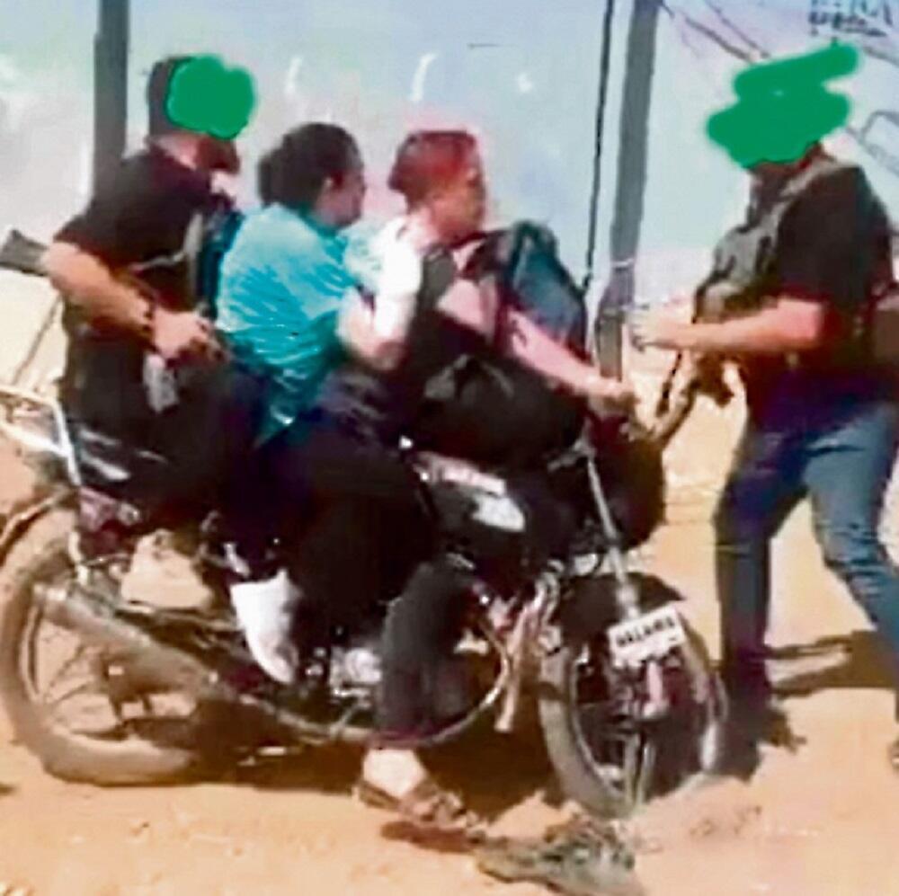 אלמה אברהם על האופנוע, מתוך סרטון החטיפה