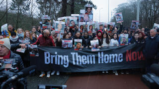 בעצרת תמיכה במשפחות החטופים מחוץ לבית הדין הפלילי הבינלאומי בהאג