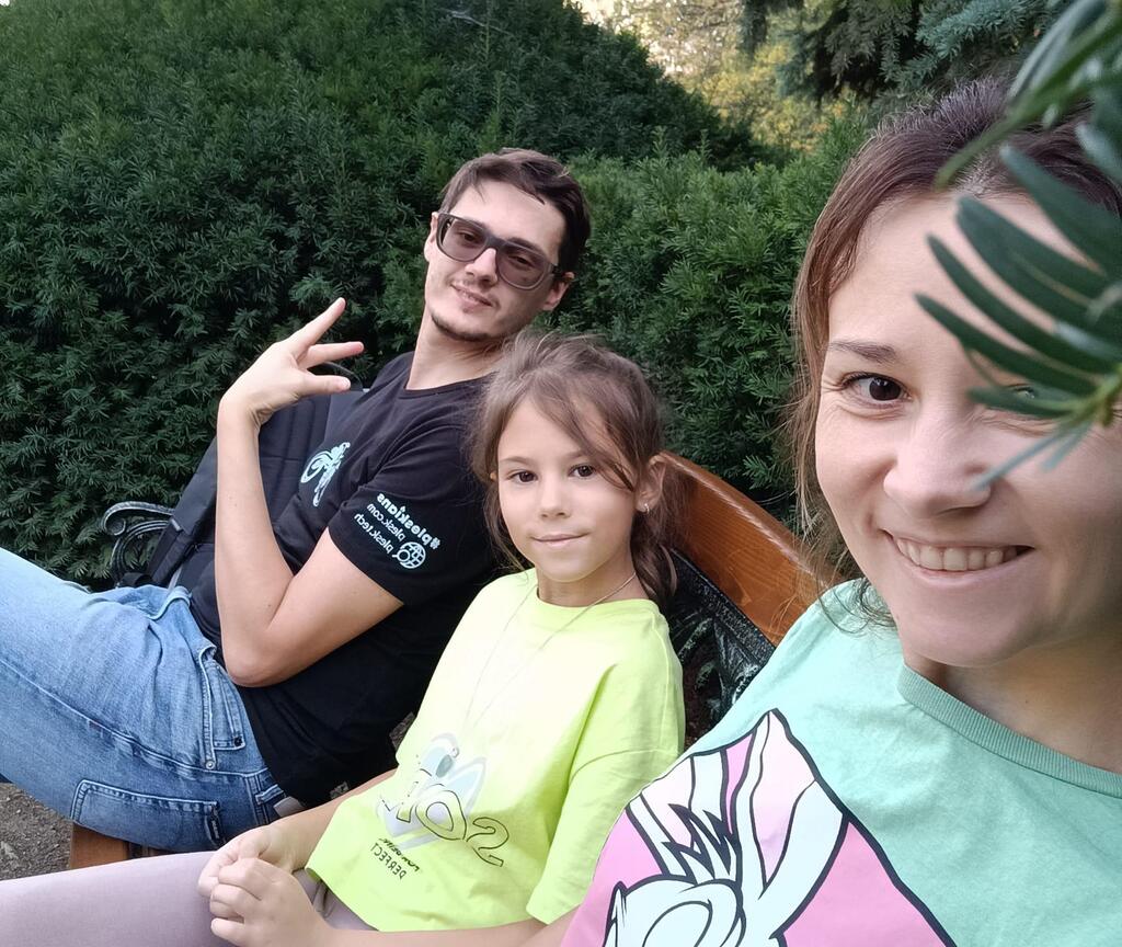יקטרינה ומקסים קוסינקו עם בתם פולינה