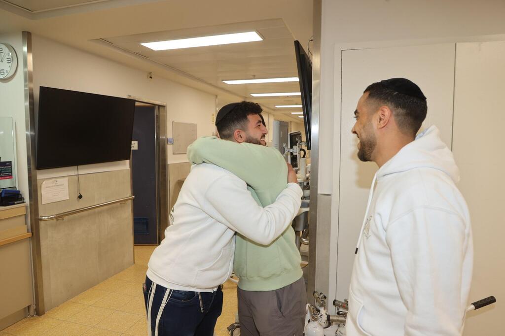 אסיף אברהמי מתחבק עם המתנדב משה אושמי עמותת נותנים תקווה שיקום בית החולים שיבא
