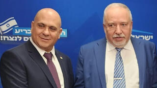 Кандидат в мэры Кармиэля Алон Азулай с Авигдором Либерманом 