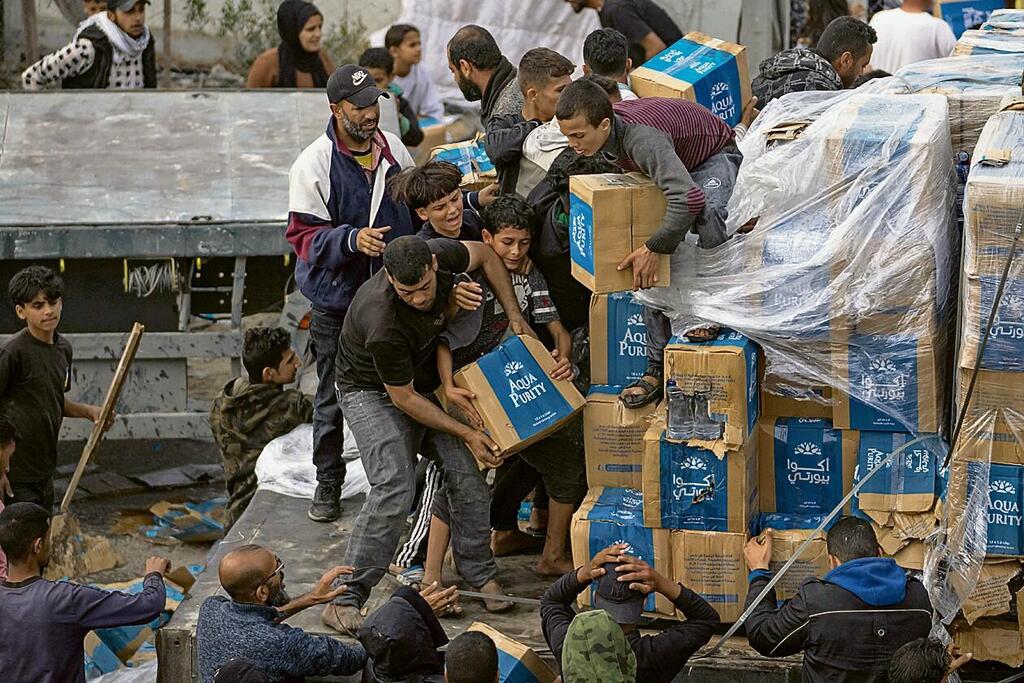 ביזה של משאיות סיוע ברצועת עזה
