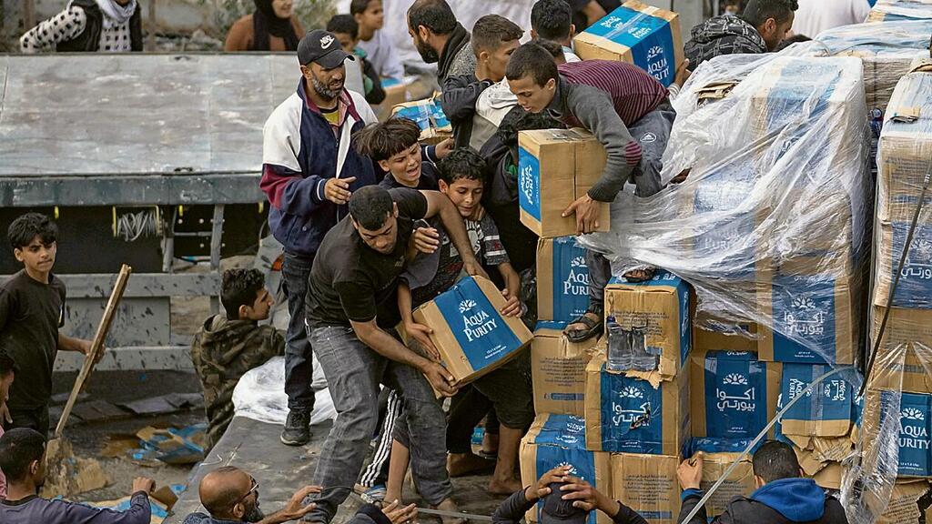 ביזה של משאיות סיוע ברצועת עזה